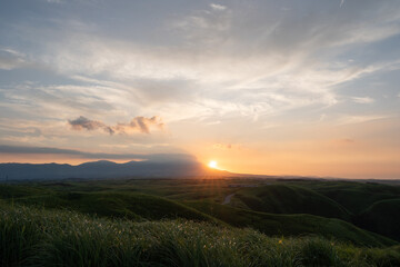 大観峰から眺めるくじゅう連山、外輪山の山並みと日の出