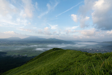 大観峰から眺める早朝の阿蘇谷