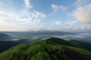Fototapeta premium 大観峰から眺める北外輪山と阿蘇五岳の山並みと阿蘇谷