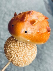 ハリネズミの揚げパンと胡麻団子の串