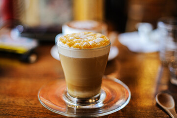 나무 테이블 위에 달콤한 카라멜마끼아또 커피 
