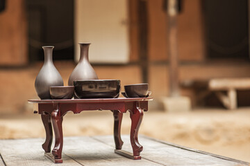 한국 전통의 술병과 그릇의 주막 풍경 