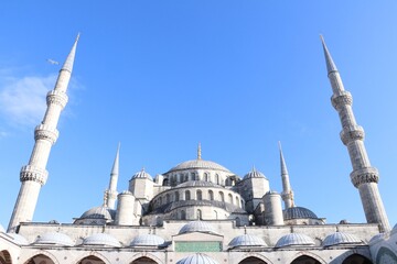 Blue Mosque in Istanbul under a clear sky.