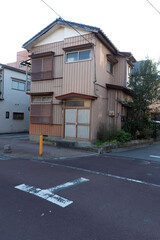 老朽化した二階建て一軒家,トタンで出来た昭和建築、日本らしい住宅