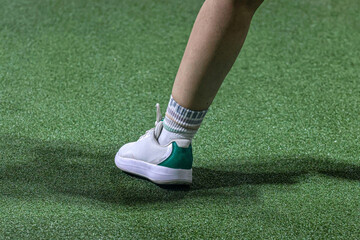 The feet of an athlete playing padel.