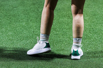 The feet of an athlete playing padel.