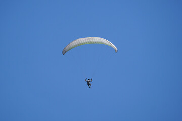 
paragliding paragliding flight parachutist sports and recreation parachute-wing blue sky