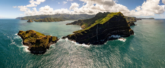 magnifique vue a&eacute;rienne panoramique de la vall&eacute;e de taiohae pris du large par beau temps