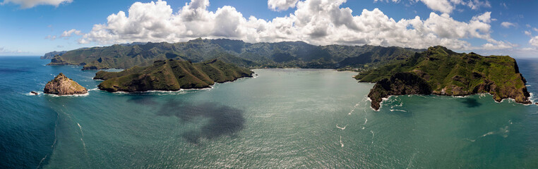 magnifique vue aérienne panoramique de la vallée de taiohae pris du large par beau temps