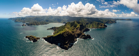 magnifique vue a&eacute;rienne panoramique de la vall&eacute;e de taiohae pris du large par beau temps