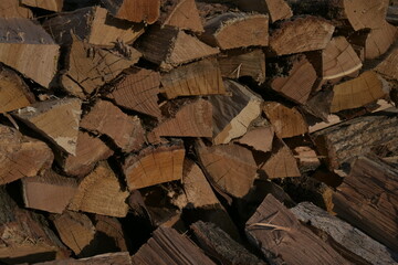 Legna spaccata  in essicazione dentro a ceste zincate