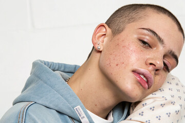 Obraz premium Soft, natural portrait features short-haired model with denim, shot in diffused light. Great for authentic branding, beauty ads, and editorial use.