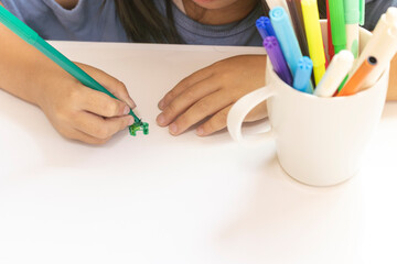 お絵描きしている女の子の手元（日本人、5歳）