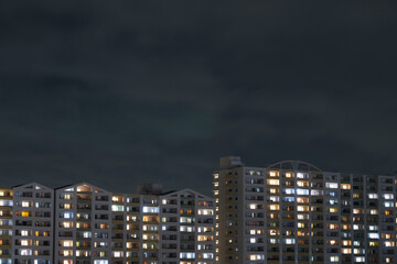 無数の窓、それぞれの夜を灯す光の集合体