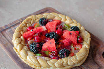 Hermosa pizza de frutas dulces y deliciosas