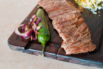 Arrachera jugosa con enchiladas verdes servida al estilo rústico a detalle