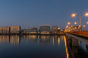 Naklejka premium 夕暮れの大淀川沿いの宮崎市橘公園