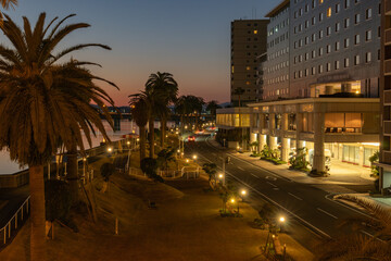 夕暮れの大淀川沿いの宮崎市橘公園