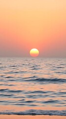 Obraz premium Beautiful sunset on the sea, the sun goes down over the sea.