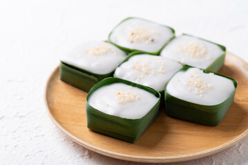 Traditional Thai dessert (Khanom Tako), Pudding with coconut cream topping in pandan leaf