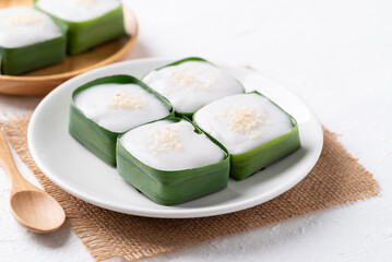 Traditional Thai dessert (Khanom Tako), Pudding with coconut cream topping in pandan leaf