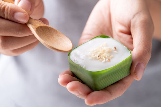 Traditional Thai dessert (Khanom Tako), Pudding with coconut cream topping in pandan leaf