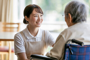 笑顔の介護ケアスタッフの女性 Generative AI