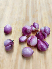 Raw Shallots, a Key Flavor in International Cuisine