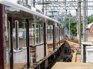 Obraz premium 川西能勢口駅を出発した雲雀丘花屋敷行き普通電車