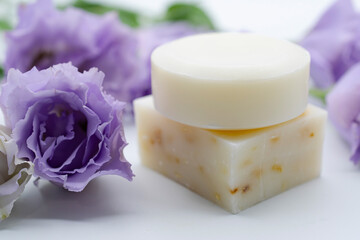紫の花と石鹸
