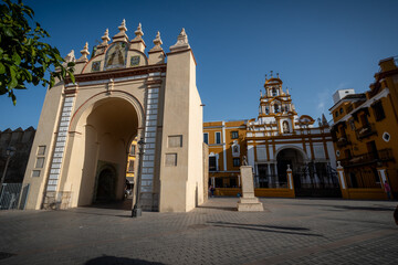 Sevilla, España. 1 de julio de 2025. Las amplias calles arboladas cerca del centro histórico de...