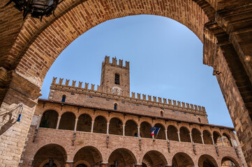 Offida. Town Hall. Built between the 13th and 14th centuries (central crenellated tower). The fa&ccedil;ade is preceded by a 7-arched portico with an elegant 14-arched loggia raised in the 15th century.