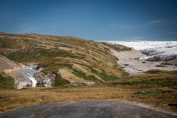 Wanderung durch die weite Landschaft in Grönland