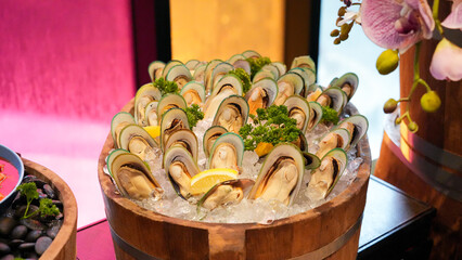 fresh mussels Garnish with lemon and various vegetables. Arrange them beautifully and deliciously on the ice bucket. At a luxurious hotel restaurant
