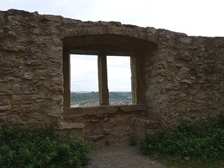 Historische Burgruine mit großer Fensteröffnung aus Stein.