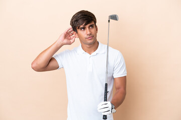 Young golfer player man isolated on ocher background having doubts