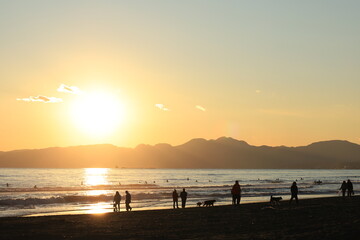 穏やかな波が打ち寄せる海岸、夕陽が染める鵠沼海岸　夕景