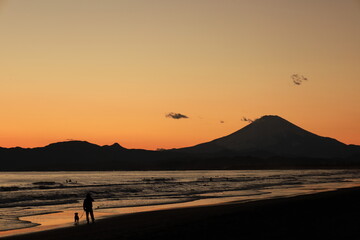 Obraz premium 穏やかな波が打ち寄せる海岸、夕陽が染める鵠沼海岸 夕景