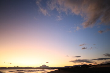穏やかな波が打ち寄せる海岸、夕陽が染める鵠沼海岸　夕景