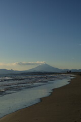 湘南の冬、穏やかな青空と海　鵠沼海岸の風景