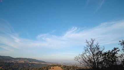 Obraz premium Fresh cold air flows beneath a bright blue morning sky filled with clouds and natural beauty