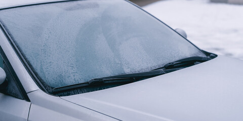 Obraz premium Winter frost and snow blocking windshield view