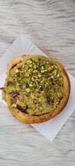 Drożdżówka cynamonka z kremem pistacjowym i pokruszonymi pistacjami