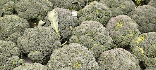Broccoli helps fight free radicals and nourishes the skin and eyes.