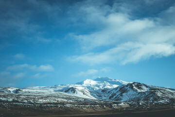 Fototapeta premium Clear and sunny view of the summit of Vatnajökull, Iceland’s largest glacier, under a bright blue sky. The crisp atmosphere and untouched ice highlight the beauty and majesty of this iconic natural la