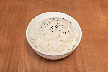 Simplicity and flavor: A picture of a steaming bowl of white rice, ready to be enjoyed on any occasion.