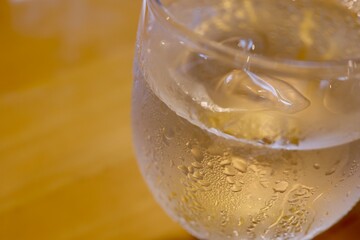 夏の冷たい水が入ったコップと水滴のクローズアップ