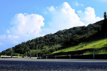 岐阜県池田町の夏空の空と道路と山