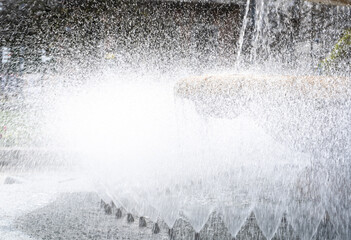Obraz premium Fountain water splash, waterfall cascade summer textured background