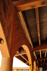 岐阜県揖斐川町の木の柱のアーチ